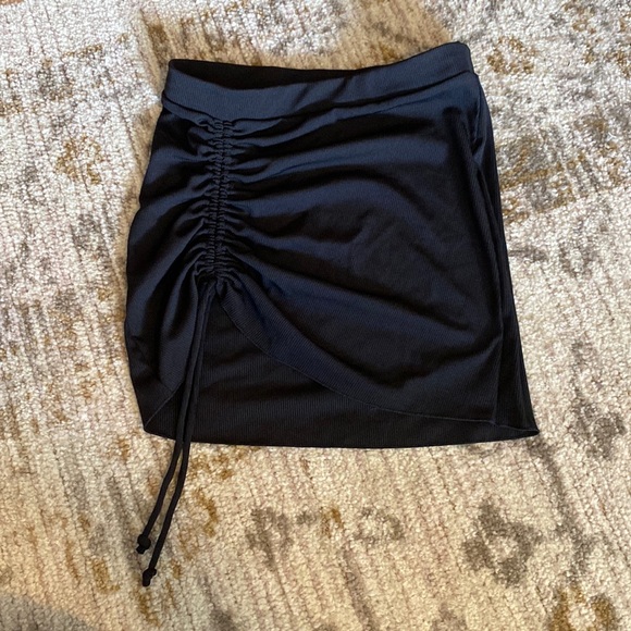 Ribbed mini skirt with side scrunching that’s adjustable. - Picture 1 of 2